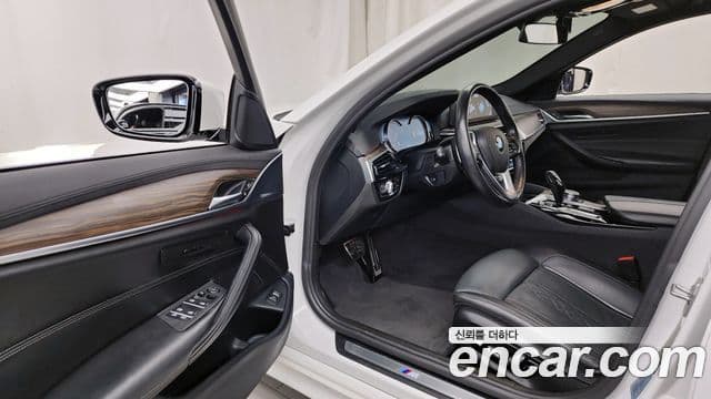 BMW 5 Series 2018 — ფოტო 10/20