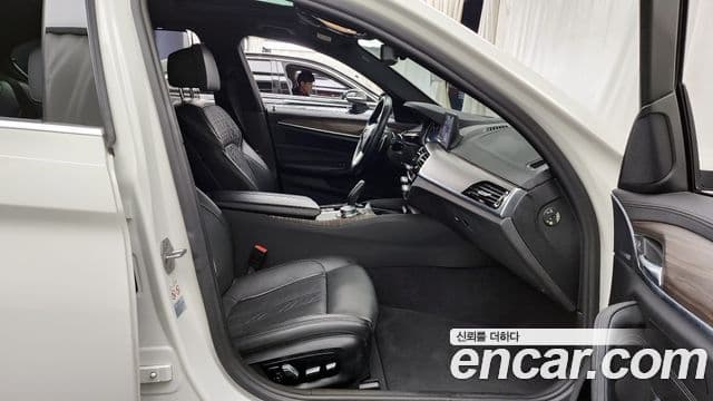 BMW 5 Series 2018 — ფოტო 12/20