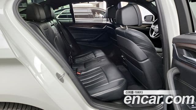 BMW 5 Series 2018 — ფოტო 13/20