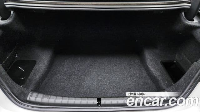 BMW 5 Series 2018 — Şəkil 12/36