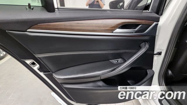 BMW 5 Series 2018 — Şəkil 17/36
