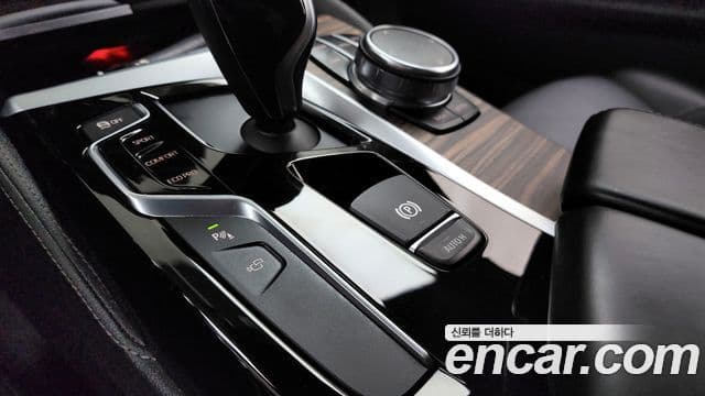 BMW 5 Series 2018 — Şəkil 20/36
