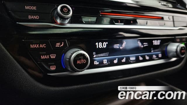 BMW 5 Series 2018 — Şəkil 34/36