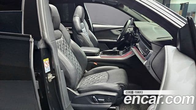 Audi Q8 2023 — Photo 10/37