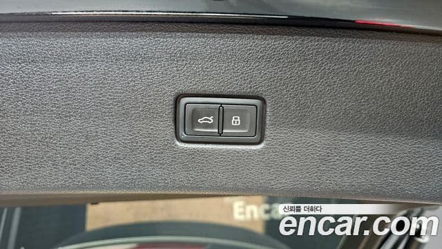 Audi Q8 2023 — Photo 17/37