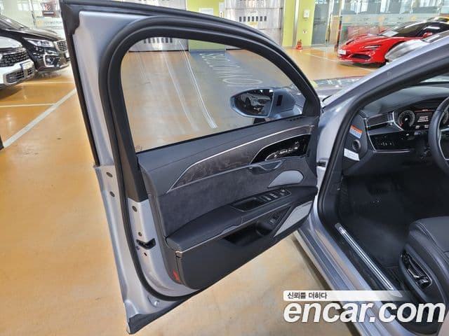 Audi A8 2023 — Şəkil 7/20