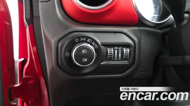 Jeep Wrangler 2019 — ფოტო 13/20