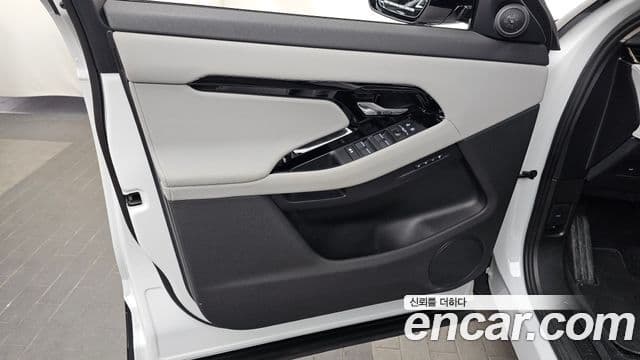 Land Rover Range Rover Evoque 2024 — Photo 9/33