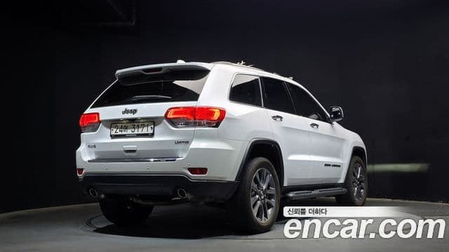 Jeep Grand Cherokee 2018 — ფოტო 2/20
