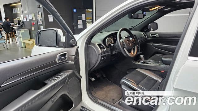 Jeep Grand Cherokee 2018 — ფოტო 10/20