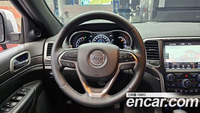 Jeep Grand Cherokee 2018 — ფოტო 13/20
