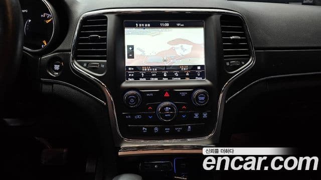 Jeep Grand Cherokee 2018 — ფოტო 14/20