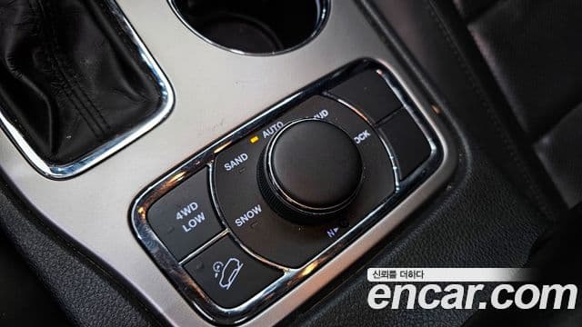 Jeep Grand Cherokee 2018 — ფოტო 18/20