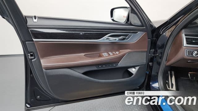 BMW 7 Series 2018 — Photo 28/43