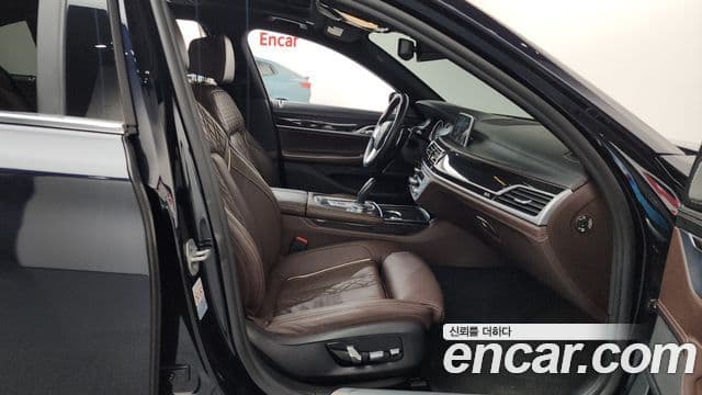 BMW 7 Series 2018 — Photo 12/43