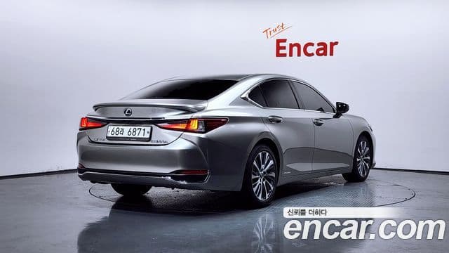 Lexus ES300h 2019 — Фото 2/20