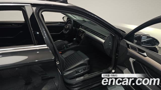 Volkswagen Passat GT 2022 — Şəkil 27/37