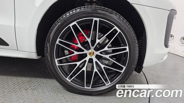 Porsche Macan 2023 — Photo 20/32
