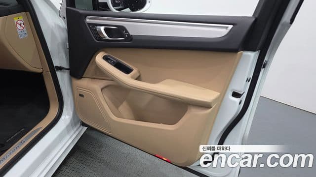Porsche Macan 2023 — Photo 31/32