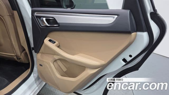Porsche Macan 2023 — Photo 8/32