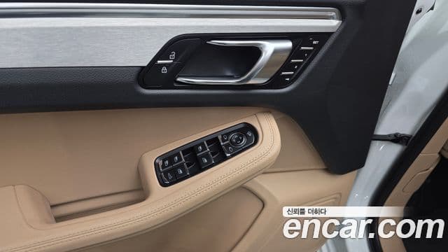 Porsche Macan 2023 — Photo 28/32
