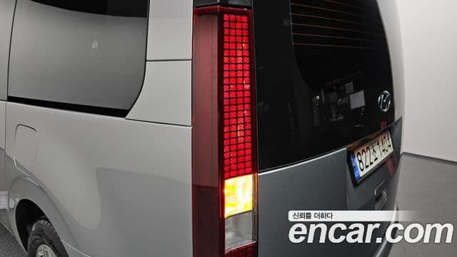 Hyundai Staria 2023 — Photo 2/31