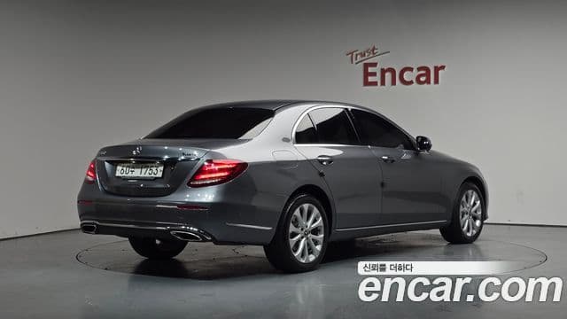 Mercedes-Benz E-Class 2018 — ფოტო 2/20