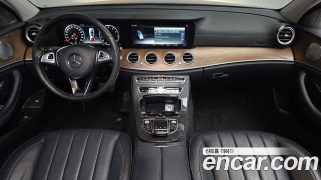 Mercedes-Benz E-Class 2018 — ფოტო 7/20