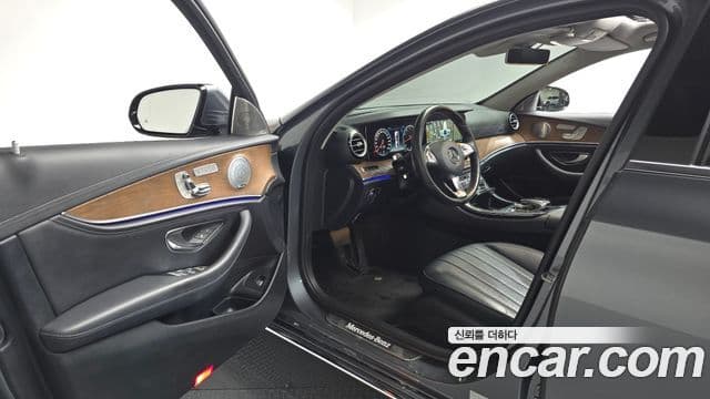 Mercedes-Benz E-Class 2018 — ფოტო 10/20