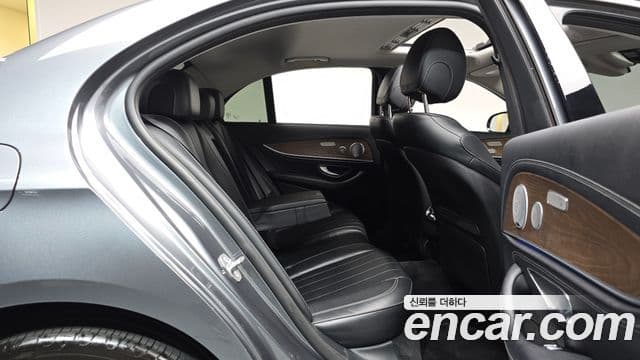 Mercedes-Benz E-Class 2018 — ფოტო 12/20