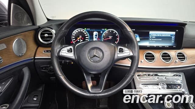 Mercedes-Benz E-Class 2018 — ფოტო 13/20