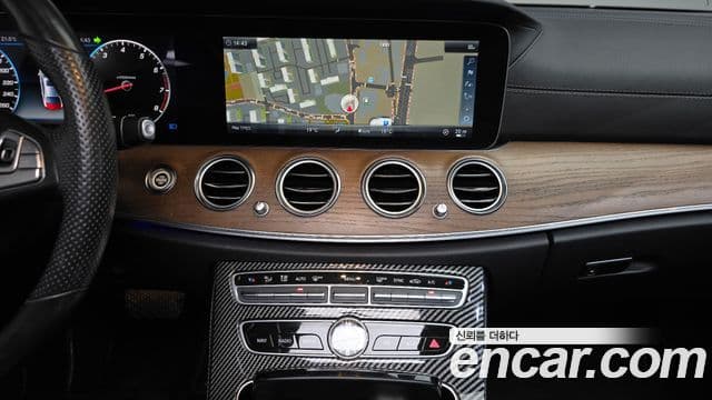 Mercedes-Benz E-Class 2018 — ფოტო 14/20