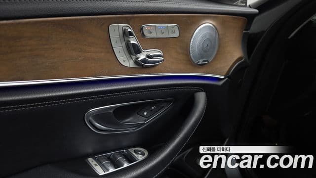 Mercedes-Benz E-Class 2018 — ფოტო 17/20