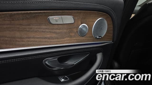 Mercedes-Benz E-Class 2018 — ფოტო 19/20