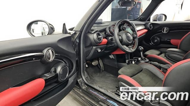 Mini Cooper S 2019 — ფოტო 8/20
