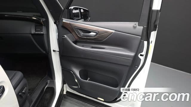 Toyota Alphard 2025 — Photo 9/43
