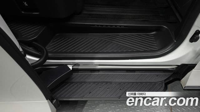 Toyota Alphard 2025 — Photo 24/43