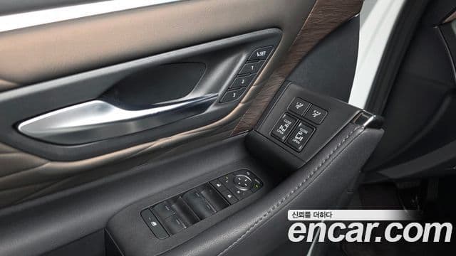Toyota Alphard 2025 — Photo 26/43
