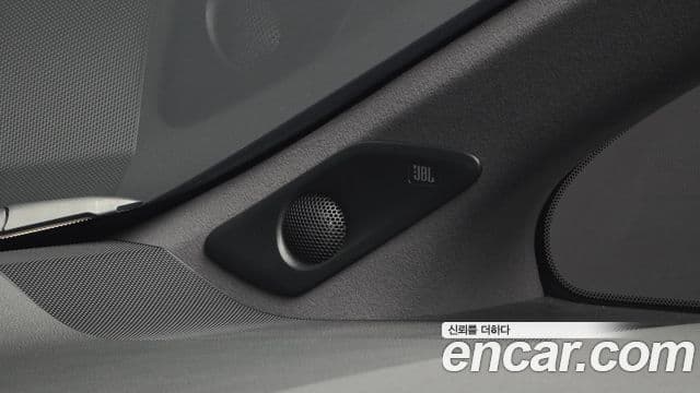 Toyota Alphard 2025 — Photo 42/43