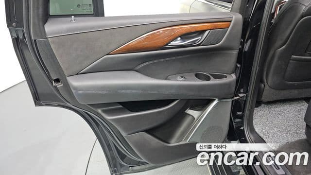 Cadillac Escalade 2020 — Photo 16/32