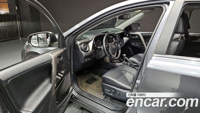 Toyota RAV4 2018 — Şəkil 10/20