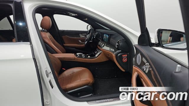Mercedes-Benz E-Class 2018 — ფოტო 18/20
