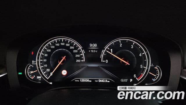 BMW 5 Series 2018 — Şəkil 8/20