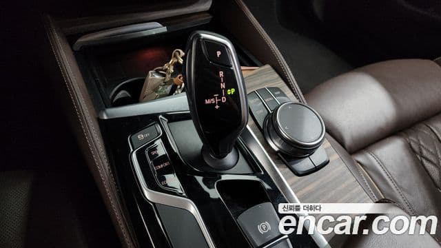 BMW 5 Series 2018 — Şəkil 9/20