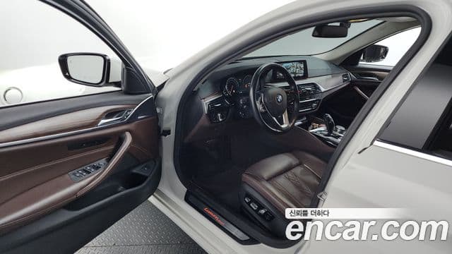 BMW 5 Series 2018 — Şəkil 10/20