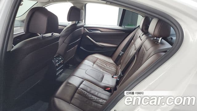 BMW 5 Series 2018 — Şəkil 11/20