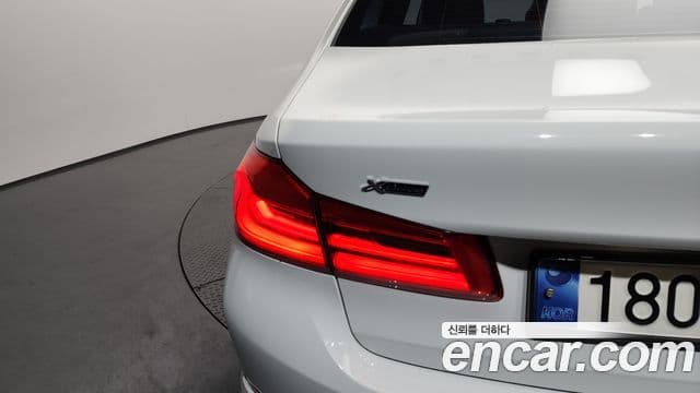 BMW 5 Series 2018 — Photo 10/34