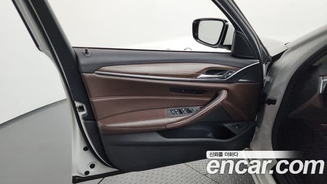 BMW 5 Series 2018 — Photo 27/34