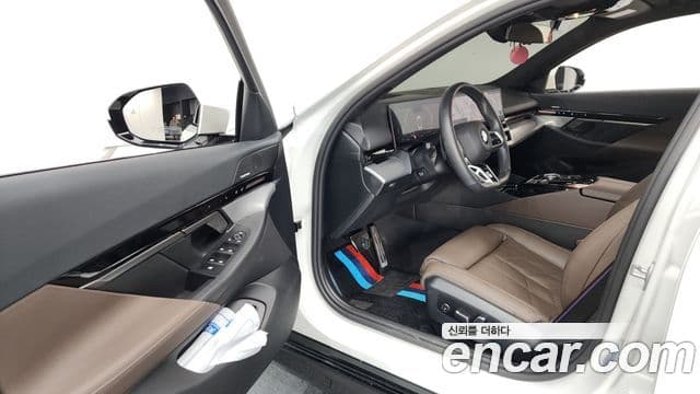 BMW 5 Series 2024 — фото 10 из 20