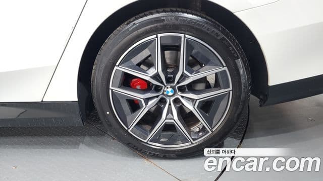 BMW 5 Series 2024 — Photo 37/41